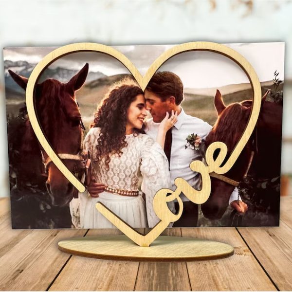 Дървена рамка за снимка „Love“ – декоративна стойка 10×15 см