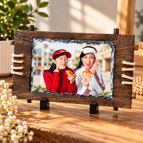 Фото камък със снимка в дървена рамка – 22,5 × 38 см